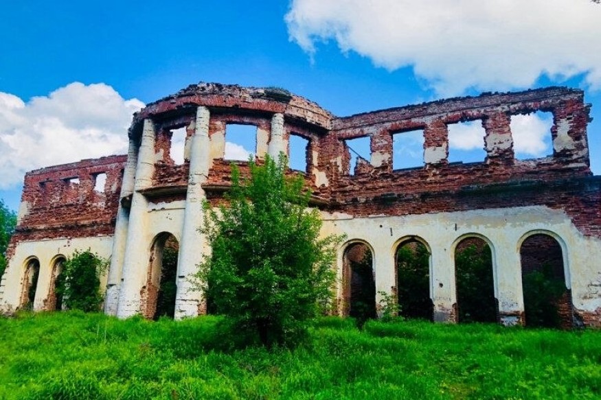 Княжеские руины по рублю за метр: Россия распродает Смоленщину на «Авито»